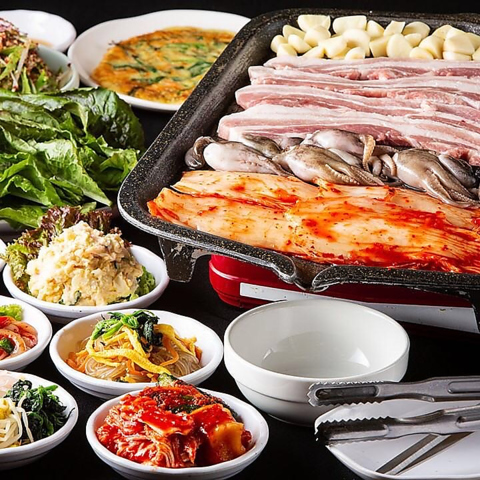 来店者のほとんどが注文するサムギョプサル食べ放題コース！小鉢も食べ放題で大満足♪