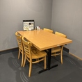 当店の4名様まで座れるテーブル席は、ご友人やご家族との食事にぴったりです。こだわりの照明やリラックスできる雰囲気の中で、料理を楽しみながら、心温まる会話が弾む特別なひとときを提供します。落ち着いたインテリアが心を癒し、楽しい時間を演出します。ご家族やご友人との大切な思い出をぜひ、当店で作ってください
