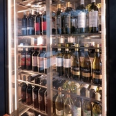 世界一のピッツァ職人が薪窯で焼き上げる本格ナポリピッツァと、季節ごとに入れ替える厳選イタリアワインが織りなす極上のマリアージュ。店内のワインセラーには選び抜かれた銘柄が並び、滝と庭園を望む上質な空間で至福の時間を。