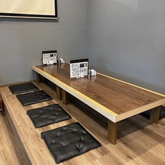 お座敷席は、最大8名様まで着席可能で、宴会や飲み会、歓送迎会や打ち上げに最適です。明るく開放的な店内が、リラックスした雰囲気を演出し、心地よい時間を過ごすことができます。お子様連れのお客様も歓迎しており、ご家族でのお食事にも安心してご利用いただけます。美味しい料理と共に特別なひとときをお過ごし下さい