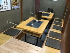 ロールカーテンによる間仕切り個室にできます！人の目線が気になる方もお忍びのご利用も大丈夫。