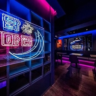 ネオンが煌めく！幻想的な雰囲気で非日常を体験♪