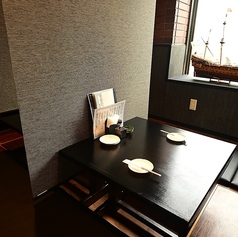 プライベート感たっぷりの2名様用の半個室は、女子会や記念日ディナーに最適。周囲を気にせず会話を楽しめる空間で、旬の食材を丁寧に焼き上げた料理と、果実酒や美酢サワーなどおしゃれなドリンクを堪能できます！