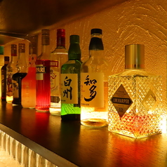【バックバーにずらりと並ぶお酒の数々】
