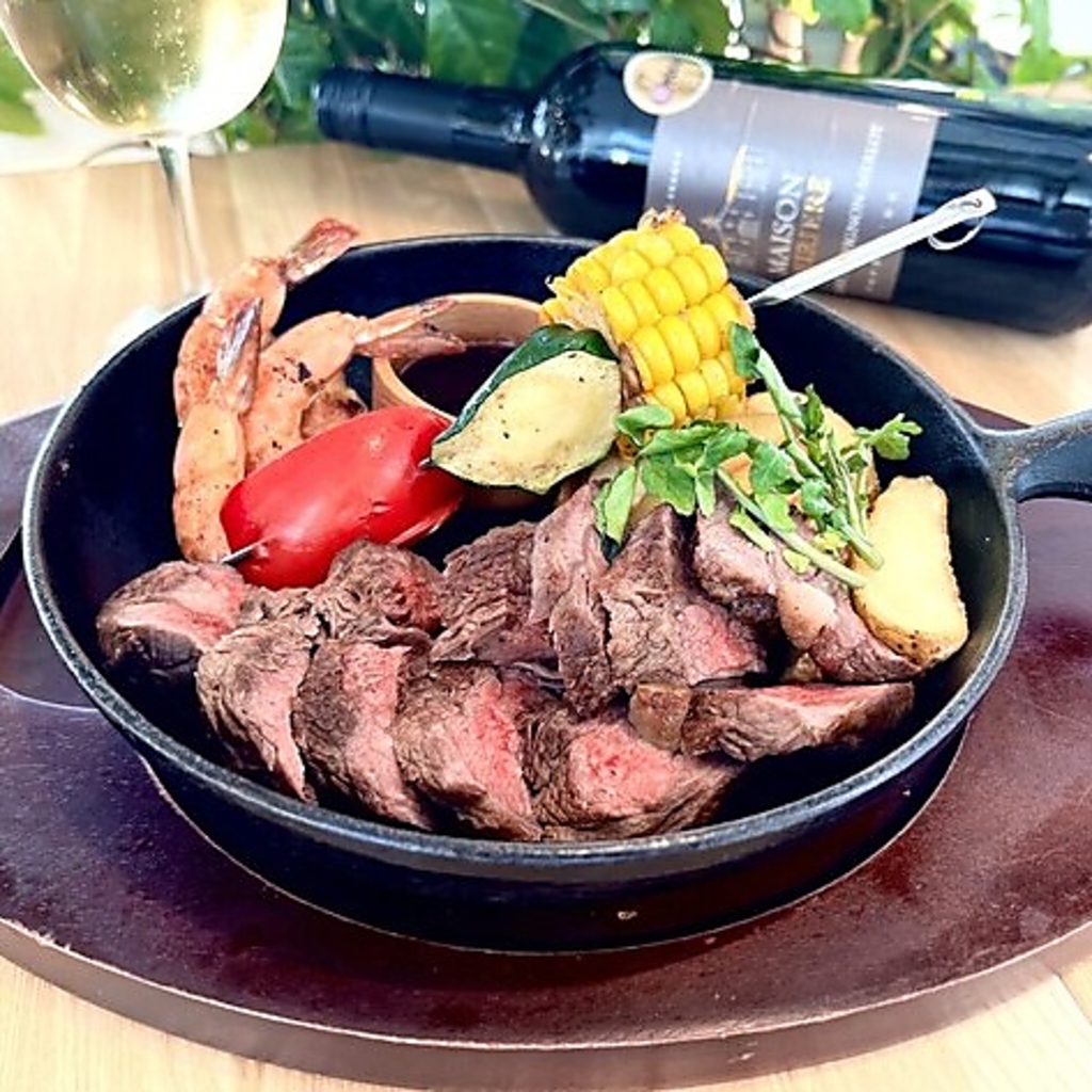 シーフードと肉料理が楽しめる「サーフ＆ターフ」や、こだわりのバーガー、美容健康に◎なメニューも