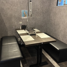 4名様掛けのテーブル席が3卓ございます。少人数グループや家族でのお食事に最適なサイズで、親しい人たちとの楽しいひとときをお過ごしいただけます。アットホームな雰囲気の中で、じっくりと料理をお楽しみください。