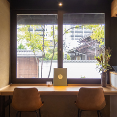 【1F】お一人様でもフラッとお気軽にご来店いただける様、カウンター席をご用意いたしております。ディナータイムはダウンライトが光る癒しの空間になり、ごゆっくりとお過ごしいただけますので、美味しいワインとおつまみと共に至福の一人時間を満喫してください。