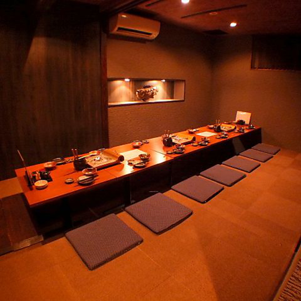 掘りごたつの完全個室は最大宴会24名様。ダウンライトの落ち着く空間で贅沢な時間をお過ごし下さい。