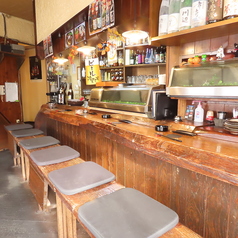 【お一人様のちょい呑みにも♪】お一人様からご利用しやすいカウンターのお席が7席ございます◎「仕事帰りにちょっと一杯…」そう思ったら是非当店へ♪美味しい各種のお料理や、種類豊富なお酒の数々がお客様をお出迎え！サクッと気軽に飲みたくなったら是非お越しください◎