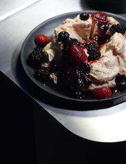 カシスとベリーのパブロヴァ