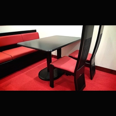 赤と黒を基調とした落ち着いた雰囲気の2階フロアはコース専用フロアです。