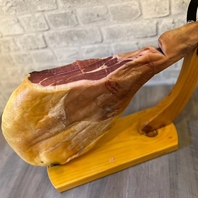 【メニュー全てに自信あり】生ハム原木ございます♪