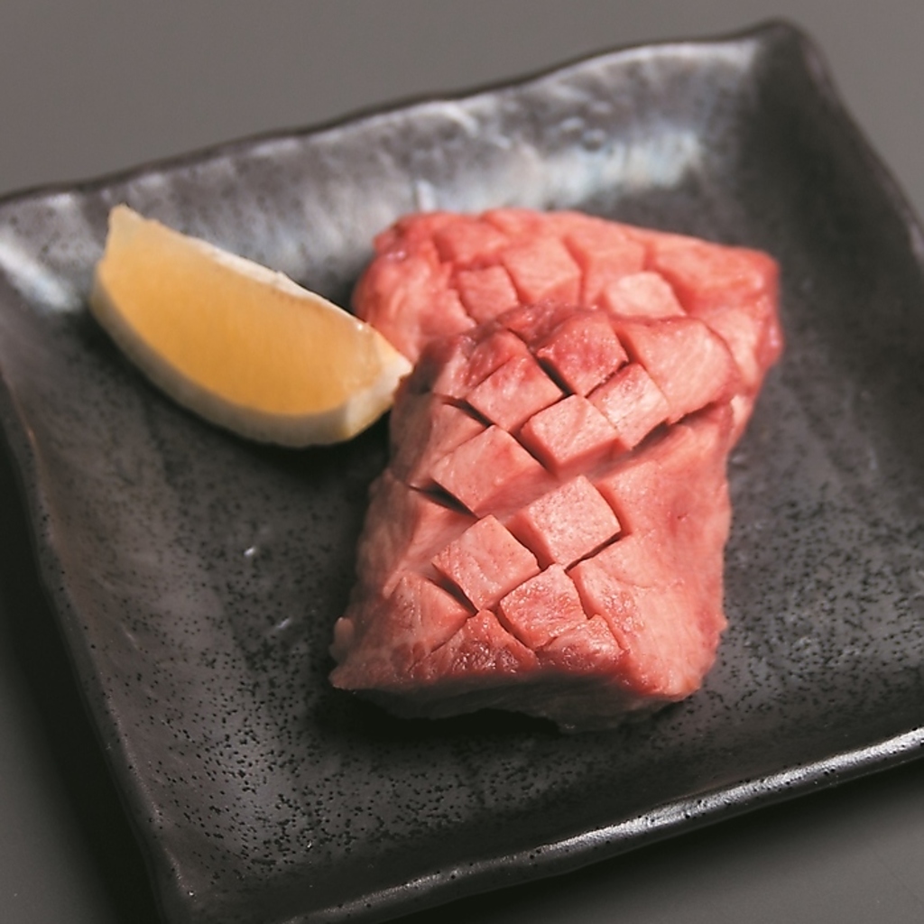 国産牛のタンを厚切り・うす切りお好みでお楽しみいただけます◎