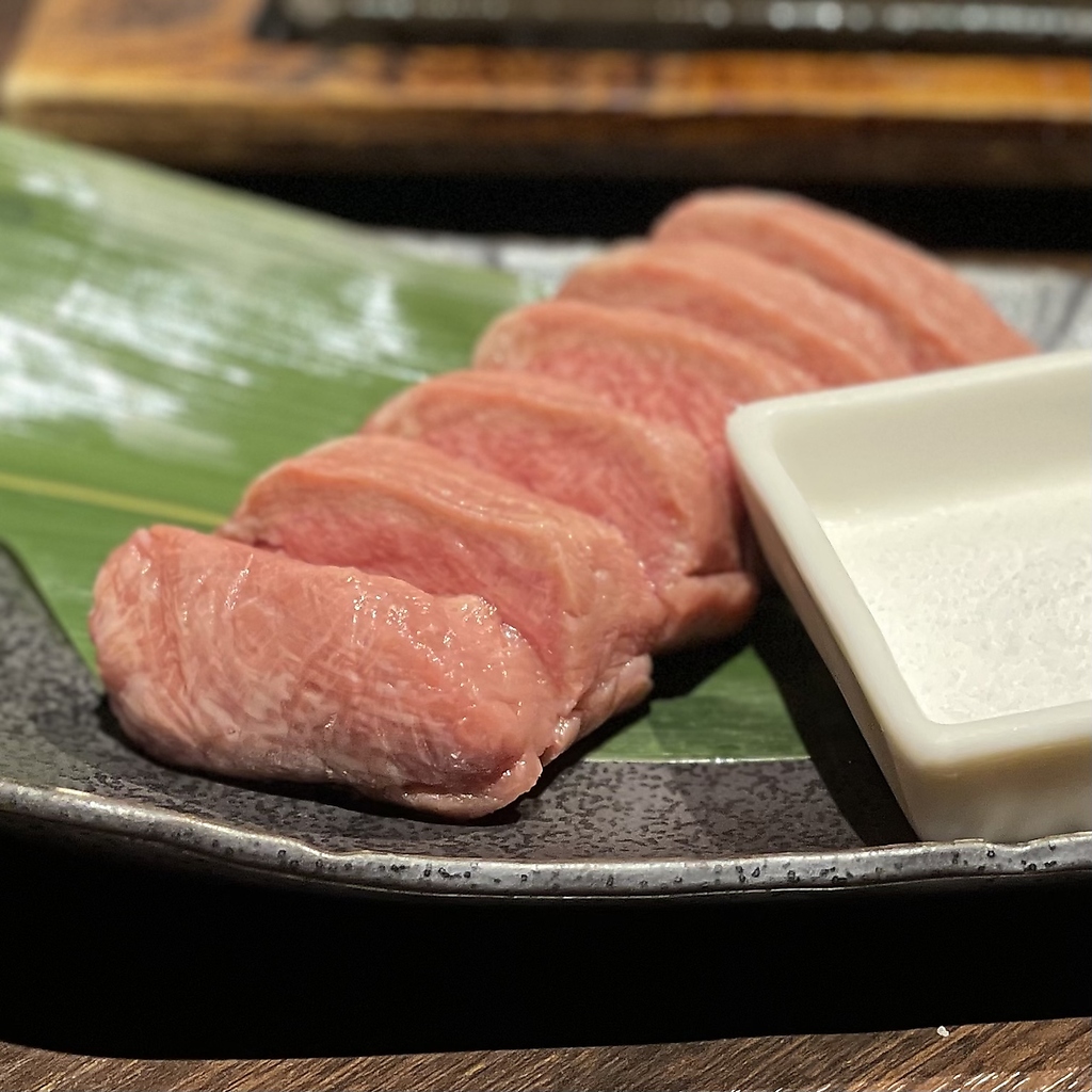 厚切り牛タンの溶岩プレートステーキこの厚みでこの柔らかさは絶品です☆