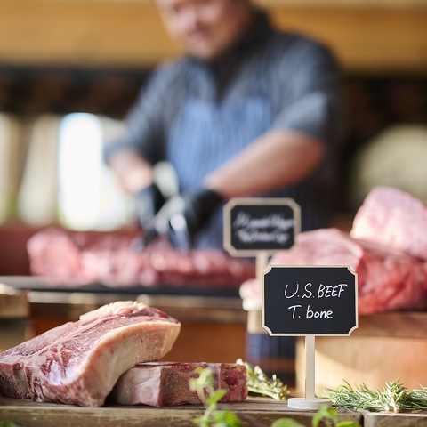 炭火で焼いたアメリカ料理をベースに、九州産の和牛や野菜のうまみを丸ごと味わえます