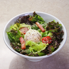 温玉とベーコンのサラダ（ハーフ）