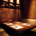 テーブル個室シックな店内は新宿東口の居酒屋でも珍しい完全個室空間。繊細な和食を召し上がりながらご宴会を。新宿東口の個室居酒屋でご宴会、接待、和食を。
