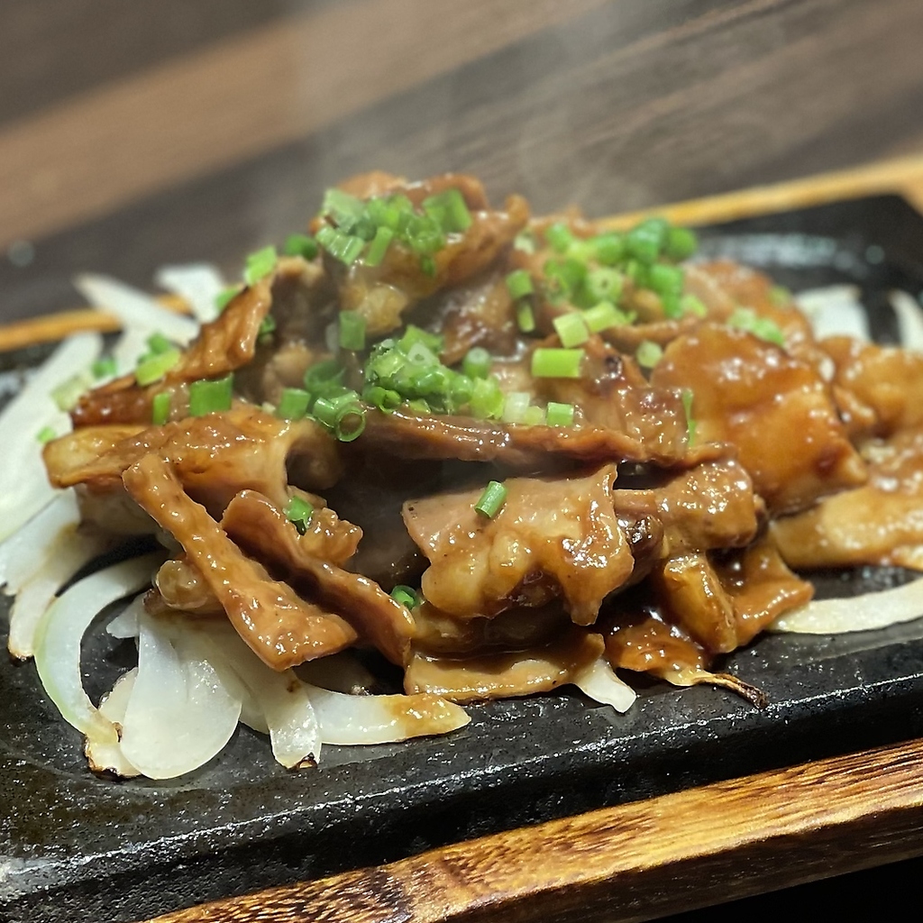 名物！味噌とんちゃんの溶岩焼きは精肉店直送で新鮮だからやみつき間違いなし　　