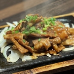 名物！味噌とんちゃんの溶岩焼きは精肉店直送で新鮮だからやみつき間違いなし　　