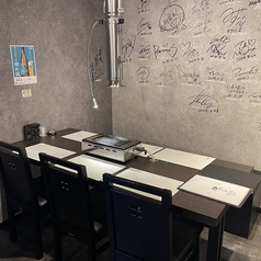 6名様掛けのテーブル席は、3卓ございます。大人数でのご宴会や、友人との食事会にぴったりの広々としたスペースです。ゆったりとした空間で、楽しい会話と美味しい料理をお楽しみいただけます！