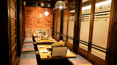 掘りごたつ式の小上がり席は、足をゆったりと伸ばしてくつろげるのが魅力。靴を脱いで上がるので、まるで自宅にいるかのようなリラックスした時間を過ごせます。和の趣を感じる空間は、ご家族や親しい友人との食事、各種宴会にも最適です。