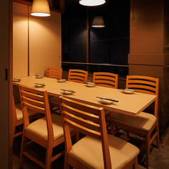 高級感あふれる完全個室で、食と会話をゆったりとご堪能いただけます◎接待・会食・顔合わせ・記念日・デート・女子会・お祝いなど、目的に応じて使いやすいお席となっており、洗練された空間で特別な時間をお過ごしください。