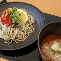 トマトつけそばなど個性豊かな麺料理を楽しむランチ