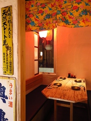店内の席タイプはカウンターor完全個室!!完全個室は掘りごたつ座敷かテーブルかお選びいただけます！1～38名様まで各人数で仕切れるため、人数にあったお部屋(個室)をご用意できます。貸切宴会も大歓迎です！！仕事帰りの同僚との団欒にふらっと立ち寄りたい使い勝手の良い大衆酒場。女子会にもお勧めです。