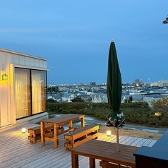 10月中頃まで利用できる庭園のテラス席は北海道の夜景を一望できます。特別な空間と雄大な景色を見ながら最高のお食事をご提供が可能♪カラッとした心地よい風と煌めく夜景は美味しい食事をさらなる高見へと導きます◎