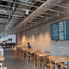 当店のテーブルのお席は、明るい自然の光が差し込む心地よいお席です。大きな窓から景色を眺めながら、リラックスしたひとときをお過しいただけます。インテリアにもこだわり、ご友人とのおしゃべりやお仕事の合間にも最適です。