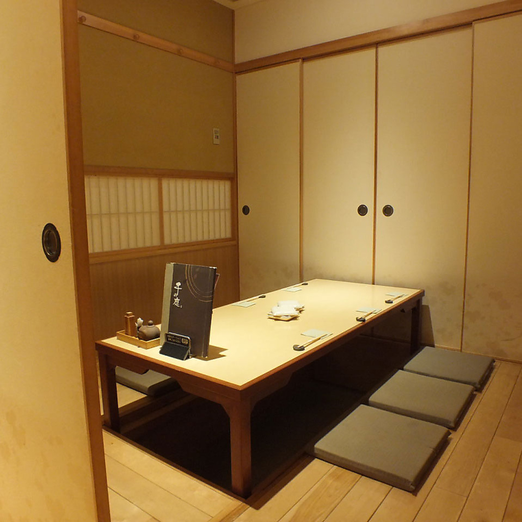 6名様個室。様々な個室(8・12・16・24名～最大40名用)もご用意。坪庭を眺められる個室もございます。