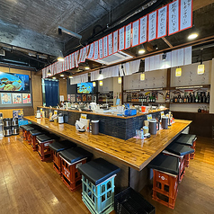 当店の木目を基調とした明るい店内には、広々としたカウンター席を21席完備しています。お仕事帰りのお食事やデートなど、さまざまなシーンでご利用いただける心地よい空間です。カウンター席の近さが、自然な会話を生み出し、料理の美味しさを一層引き立てます。