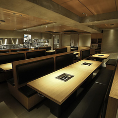 7名様以上のグループ利用も可能なテーブル席をご用意。大人数での食事会やお祝いごとに最適なスペースです。みんなでワイワイと楽しい時間を過ごしながら、自慢の料理をお楽しみいただけます。