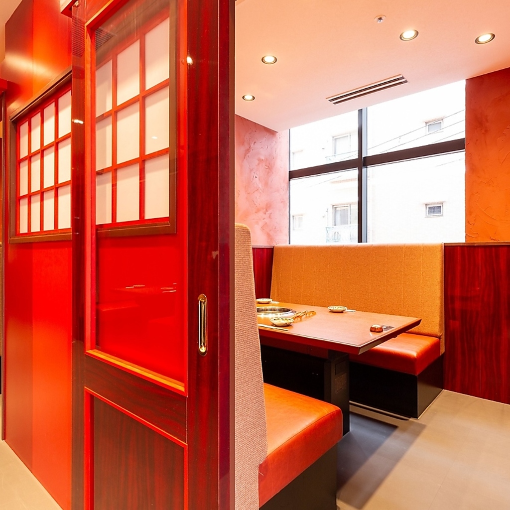 店内は暖色系の暖かな雰囲気★お酒もソフトドリンクもご用意していますので、大人もお子様も大満足！