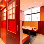 店内は暖色系の暖かな雰囲気★お酒もソフトドリンクもご用意していますので、大人もお子様も大満足！