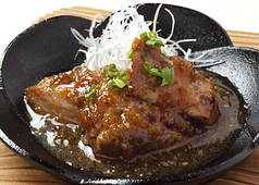 五色納豆/サーモンの炙り/魚貝類の酢の物/鮪ほほ肉鉄板焼き/帆立貝の串揚げ〈２個〉/