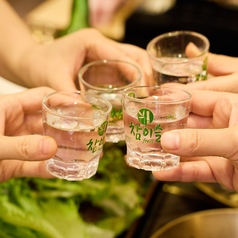 韓国料理を種類豊富な本格韓国焼酎と一緒に楽しむ