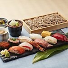 １０種類のおまかせにぎりとざるそばのセット