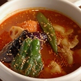 チベットやネパール地方でポピュラーなＭＯＭＯが入った『ＭＯＭＯと野菜のスープカリー』。日本で言う水餃子です。もちぷるの食感をスパイシーなスープでお楽しみください♪