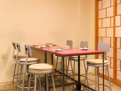 【テーブル席】明るく清潔感のある店内で海鮮和風料理の数々をお楽しみ下さい！和風の居酒屋っぽくないスタイリッシュなお店は新鮮でどの年代の方にも良い衝撃を与えられるお店です！