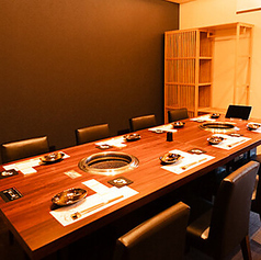 2名様からご利用いただける特別な空間です。デートや記念日など、特別な時間を過ごすのに最適なムードを演出しています。落ち着いた色合いの内装とプライベート感あふれる設計により、周りを気にせず、心ゆくまでお話しやお食事やお酒を楽しむことができます。