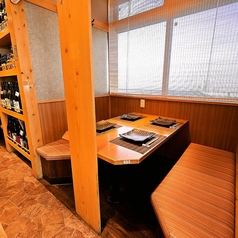 【2名様からご利用可能な個室席】伊勢市駅前でのデートや仕事帰りのカジュアルな飲み会などにおすすめ。明るくにぎやかな店内は、お誕生日やご友人との飲み会にもおすすめです。さかなや道場こだわりの料理と厳選したお酒をゆっくりお楽しみいただける寛ぎ空間となっております。