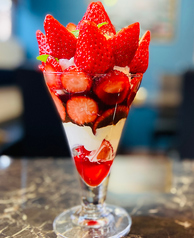 当店大人気の苺パフェ