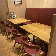 【テーブル席(椅子×ソファー)：4名掛け】片側ソファーの4名掛け席ですので、ゆったりとお過ごしいただけます。お店の奥にある席は、より落ち着いた雰囲気◎