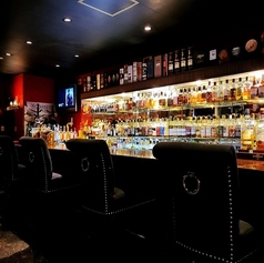 無数のボトル輝くBarカウンター。