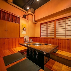掘りごたつ席【2～4名様】お仕事帰りの飲み会や、気の合う仲間とのお食事会に最適。4名様用のカジュアルな掘りごたつ席です。2名様からご利用いただけます。テーブル中央に設置された無煙ロースターは、煙が出にくい仕様なので、においが気になる女性にも◎ 明るくきれいな店内空間は居心地も抜群です。。