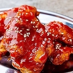 甘辛ソースで旨味も広がるヤンニョムチキンは、まるで韓国の屋台気分を味わえるような定番料理です♪