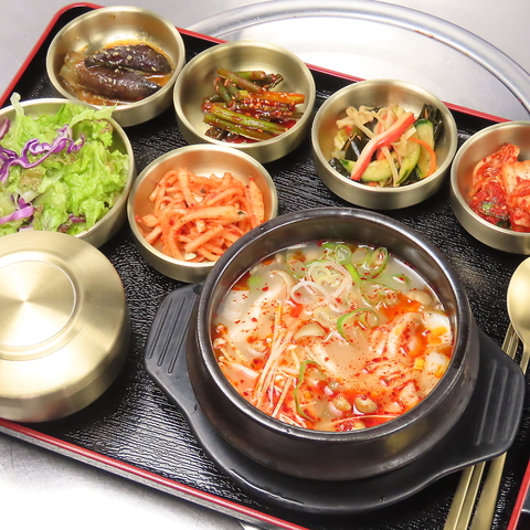昔懐かしい屋台風空間で手作り韓国料理とサムギョプサルを楽しむ