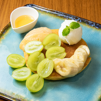 季節のフルーツをふんだんに使用した特製パンケーキ◎