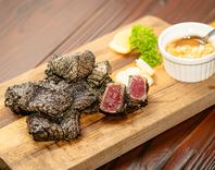 まるでお肉鰹を炭火で焼いた、イチオシの創作逸品料理